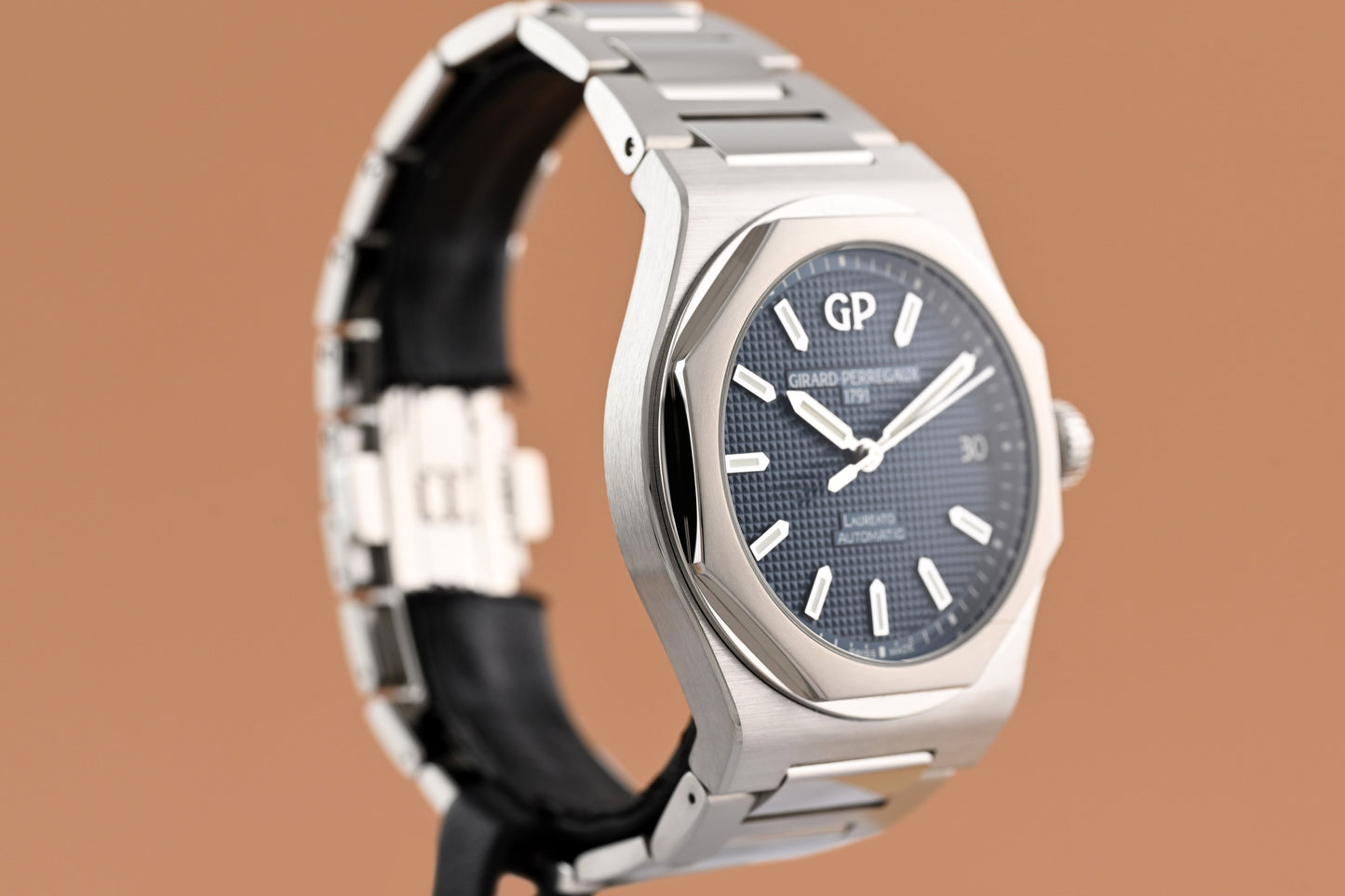 Girard Perregaux Laureato - Blue Dial - Full Set
