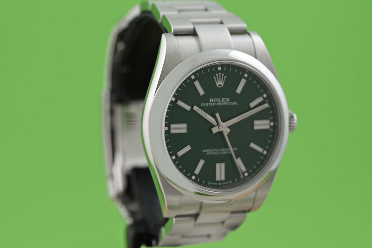 Rolex Oyster Perpetual 41mm 124300 - Full Set - Green Dial