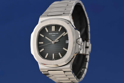 Patek Philippe Nautilus 5711/1A-010 - Full Set - Like NEW