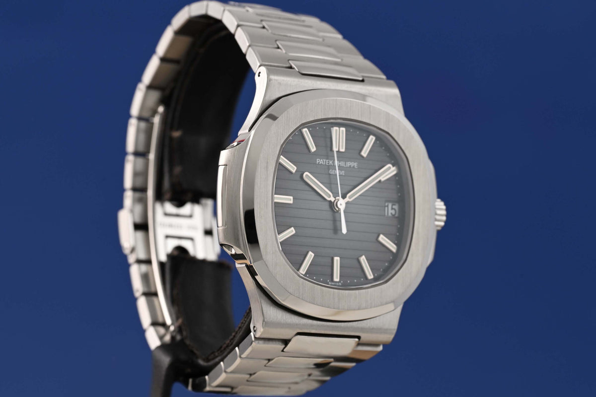 Patek Philippe Nautilus 5711/1A-010 - Full Set - Like NEW