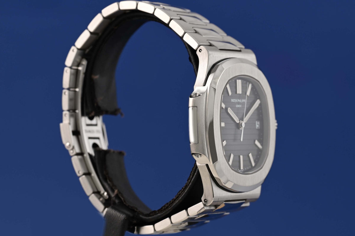 Patek Philippe Nautilus 5711/1A-010 - Full Set - Like NEW