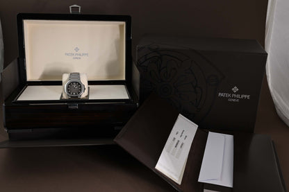 Patek Philippe Nautilus 7118/1A-011 - Full Set