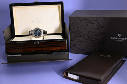 Patek Philippe Nautilus 5811/1G-001 - Full Set