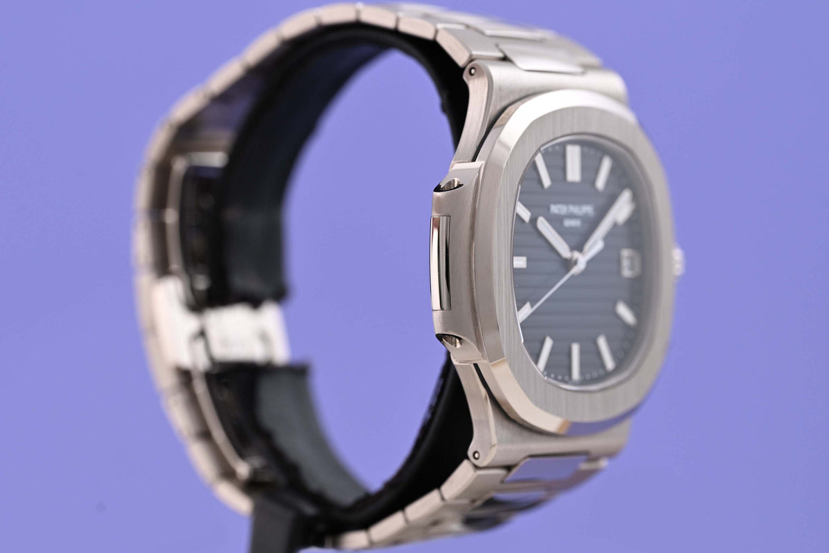Patek Philippe Nautilus 5811/1G-001 - Full Set