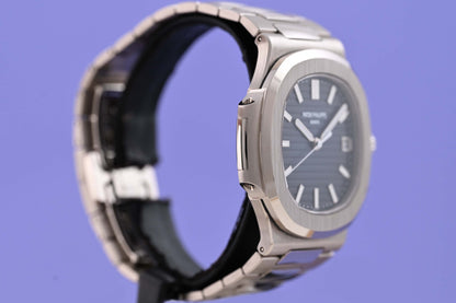 Patek Philippe Nautilus 5811/1G-001 - Full Set